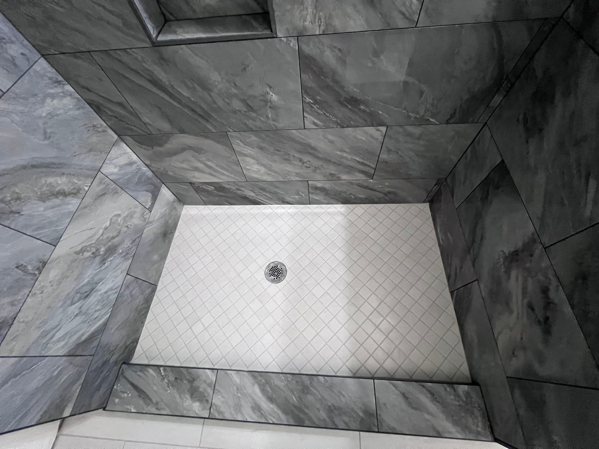 Gallery photos for Fresh Bathroom Makeover Featuring Elegant Dark Gray Tiles: Image #3