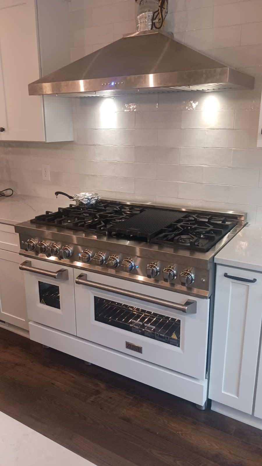 A 48-Inch Range That Makes This Kitchen Mean Business image